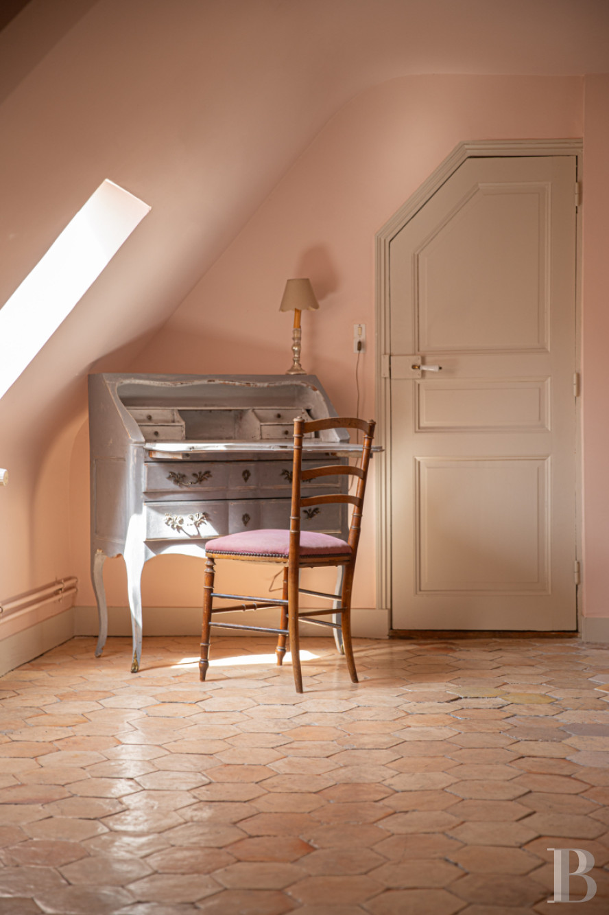 Dans le Perche, au nord-est de Bellême, une maison des 18e et 19e siècle au milieu de grands arbres  - photo  n°34